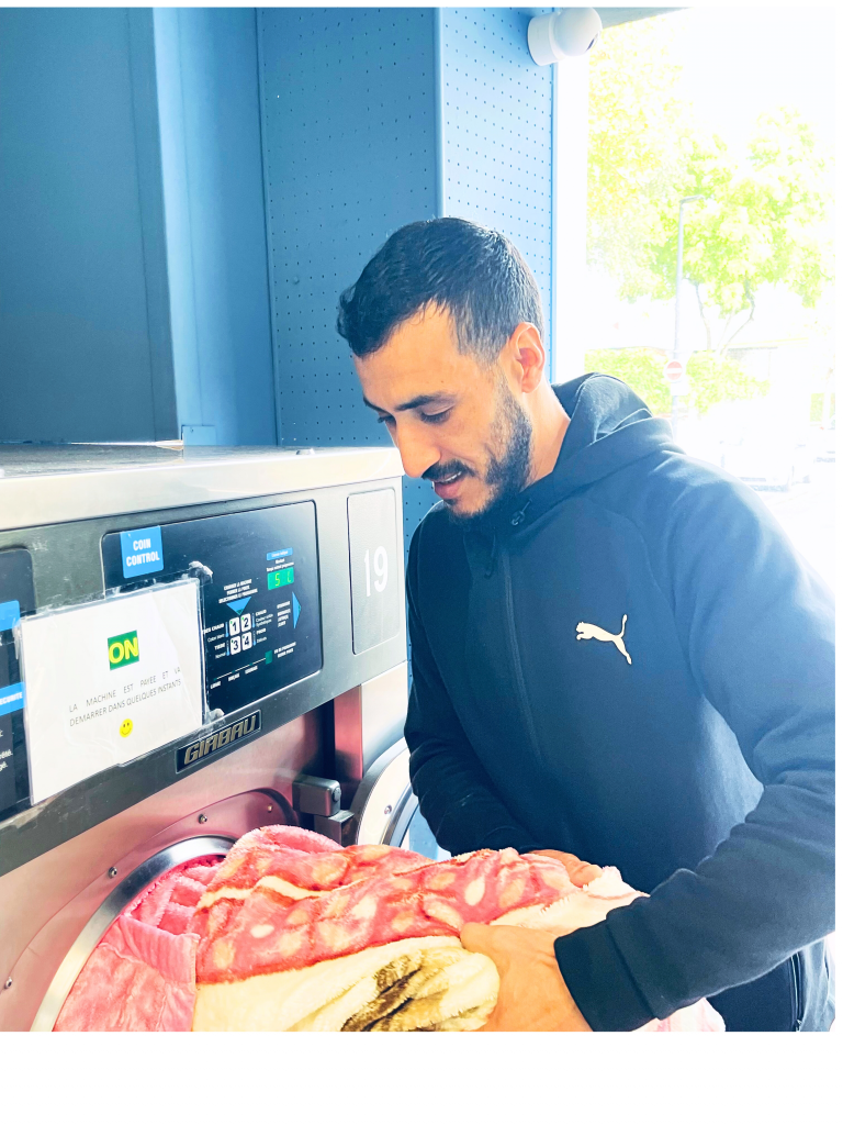 Client retirant sa couverture de la machine à laver 23 kg